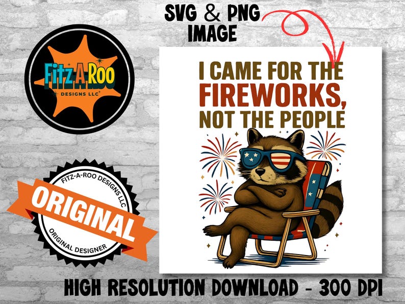 Op de afbeelding: Digitale illustratie van een wasbeer met een zonnebril met een Amerikaans vlagontwerp, zittend in een strandstoel. De tekst luidt: "IK KWAM VOOR HET VUURWERK, NIET VOOR DE MENSEN." De afbeelding is een hoge resolutie SVG & PNG.