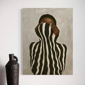 Een abstract schilderij met een figuur met een zwart-wit gestreept patroon dat het gezicht en de torso bedekt.