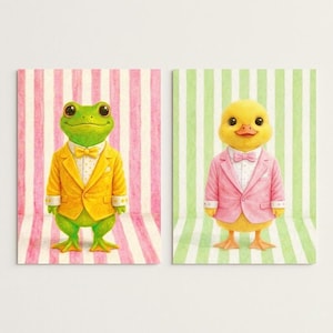 Op de afbeelding: Twee grillige illustraties. Een groene kikker in een gele jas en vlinderdas tegen een roze en witte gestreepte achtergrond. De andere toont een gele eend in een roze jas en vlinderdas tegen een groen en witte gestreepte achtergrond.
