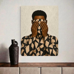 Könnte beinhalten: Ein gerahmtes Kunstwerk mit einer Person, die sich die Augen bedeckt. Die Kleidung der Person und der Bereich, der die Augen bedeckt, haben ein geometrisches Muster in Schwarz und Beige. Eine dunkelbraune Vase mit Henkel steht auf einer Holzoberfläche.