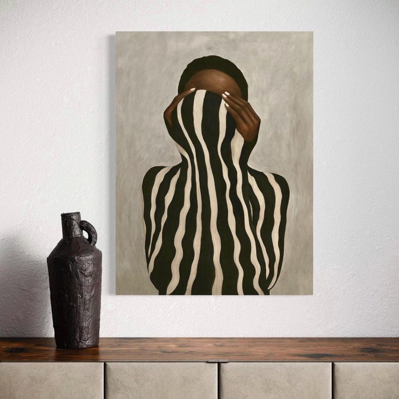 Een abstract schilderij met een figuur met een zwart-wit gestreept patroon dat het gezicht en de torso bedekt.