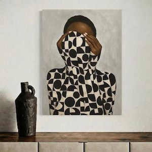 Op de afbeelding: Een abstract schilderij toont een persoon met hun gezicht bedekt door een zwart-wit geometrisch patroon. De handen zijn zichtbaar en houden de stof vast. Een donkere, getextureerde vaas staat op een houten oppervlak op de voorgrond.