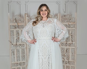 Plus Size Boho Wedding Dress A-line Wedding Dress Curvy Vintage Tatoo Lace Ivory V-neck Long Sleeves