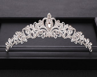 Schöne Braut Tiara, Hochwertige Diadem Swarovski Kristall, Hochzeit Tiara, Haarschmuck, Krone Braut klein schmal , Silber, Blumen Perlen
