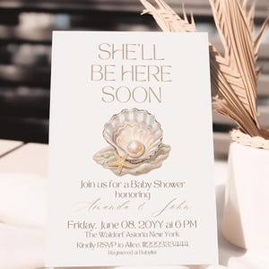Uitnodiging voor babyshower met kleine parel Digitale uitnodiging voor kustmeisjesdouche Shell Be Here Soon
