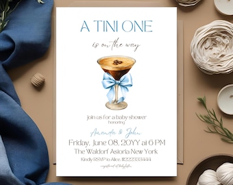 Könnte beinhalten: Babyparty-Einladung mit dem Text "A TINI ONE is on the way". Die Einladung zeigt eine Aquarellillustration eines Cocktails mit einer blauen Schleife. Die Einladung enthält die Namen Amanda & John, Datum, Uhrzeit und Ort.