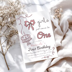 Puede incluir: Una invitación de cumpleaños rosa y blanca con una ilustración dibujada a mano de un lazo, un pastel y el texto "girls just wanna be one". La invitación es para el primer cumpleaños de Amanda, el sábado 17 de noviembre a las 4 pm. La dirección es 7607 Bestan Ridge Lane, Santa Dara, CA 95031. Confirma tu asistencia a Amanda al 111-234-567 antes del 70 de octubre.
