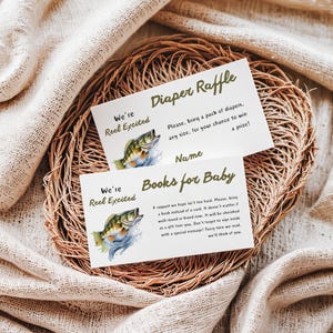 Tarjeta de rifa de pañales para baby shower con temática de pesca y título: ¡Estamos muy emocionados! Plantilla digital para solicitar un libro de baby shower con un lindo pequeño pescador.