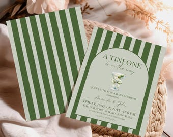 Puede incluir: Una invitación a una fiesta de bienvenida al bebé a rayas verdes y blancas con el texto "A Tini One is on the way" y una copa de martini con una aceituna verde. La invitación también incluye el texto "Join us to for a baby shower honoring Amanda & John, Friday, June 08, 20YY at 6 PM, The Waldorf Astoria New York, Kindly RSVP to Alice 13444."