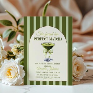 Puede incluir: Invitación a una despedida de soltera con un fondo a rayas verdes y blancas. La invitación presenta el texto "She found her PERFECT MATCHA" sobre una ilustración de un cóctel de matcha. Los detalles incluyen el nombre de la homenajeada, la fecha, la hora y el lugar.