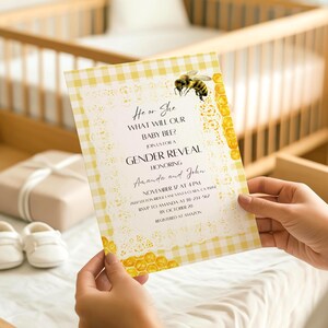 Convite para Revelação de Gênero com Tema de Abelhinha, Menino ou Menina, Xadrez Amarelo e Renda.