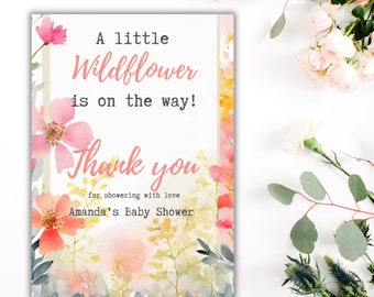 Plantilla de Canva de tarjeta de agradecimiento de pequeñas flores silvestres, decoración floral de favor de baby shower de niña de flores de melocotón enmarcadas para fiesta de bebé en floración, digital