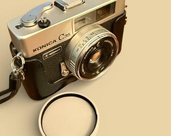 コニカ C35 オートマチック：35mmレンジファインダーフィルムカメラ