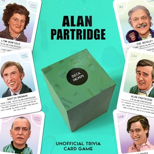 Puede incluir: Un juego de cartas de trivia no oficial "Deck Heads" con imágenes de Alan Partridge y otros personajes de la serie de comedia. La caja y las cartas son verdes y muestran el logotipo del programa.