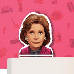 Puede incluir: Una pegatina con una mujer de pelo castaño, que lleva una chaqueta rosa y una camisa azul. La pegatina está sobre un fondo rosa con varias otras pegatinas.