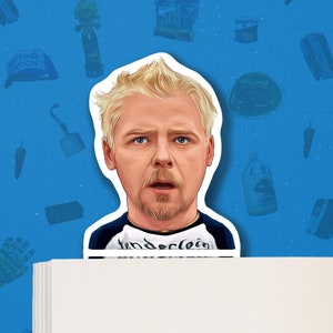 Könnte beinhalten: Ein Nahaufnahmeporträt eines Mannes mit blonden Haaren und Bart. Er trägt ein schwarz-weißes Shirt mit dem Wort "Undercloi" darauf gedruckt. Der Mann schaut direkt in die Kamera mit einem ernsten Ausdruck.