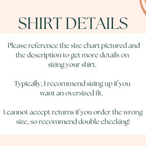 Pode incluir: Texto sobre um fundo branco com uma borda marrom. O texto diz "SHIRT DETAILS" e inclui instru&ccedil;&otilde;es para o tamanho das camisas. O texto diz que voc&ecirc; deve consultar o gr&aacute;fico de tamanhos mostrado e a descri&ccedil;&atilde;o para obter mais detalhes sobre o tamanho da sua camisa. Tamb&eacute;m diz que o vendedor geralmente recomenda aumentar o tamanho se voc&ecirc; quiser um ajuste solto. O texto conclui dizendo que o vendedor n&atilde;o pode aceitar devolu&ccedil;&otilde;es se voc&ecirc; pedir o tamanho errado, por isso recomenda verificar duas vezes!