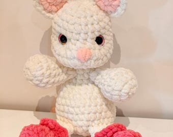 Crocheted mouse with glitter
