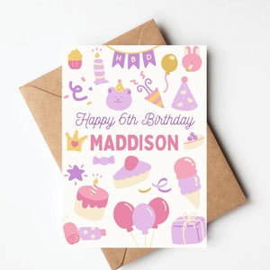 Op de afbeelding: Een witte verjaardagskaart met een paars en roze thema. De kaart heeft verschillende illustraties, waaronder een beer, een cupcake, een ster, een ballon, een kroon, een cadeau en een taart. De tekst op de kaart is "Happy 6th Birthday MADDISON".