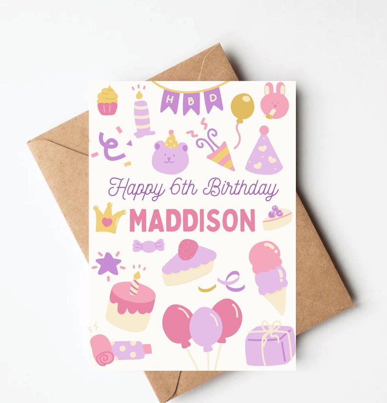 Op de afbeelding: Een witte verjaardagskaart met een paars en roze thema. De kaart heeft verschillende illustraties, waaronder een beer, een cupcake, een ster, een ballon, een kroon, een cadeau en een taart. De tekst op de kaart is "Happy 6th Birthday MADDISON".