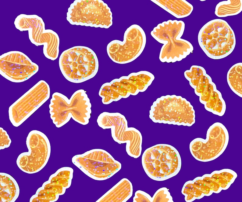 Puede incluir: Un fondo morado con varias formas de pasta en contornos blancos. Las formas de pasta est&aacute;n rellenas con un patr&oacute;n de purpurina dorada. Las formas de pasta incluyen: pajarita, rotini, penne, conchas y otras formas.