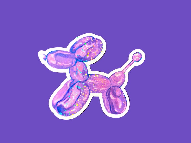 K&ouml;nnte beinhalten: Ein lilafarbenes Ballontier in Form eines Hundes mit schimmerndem Glitzer. Das Ballontier ist vor einem lilafarbenen Hintergrund isoliert.