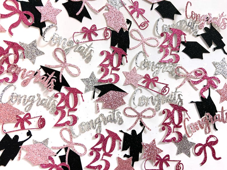 Puede incluir: Confetti de purpurina rosa, plateado y negro con gorros de graduaci&oacute;n, estrellas, lazos, diplomas y los n&uacute;meros 20 y 25. El confeti es perfecto para una fiesta de graduaci&oacute;n.