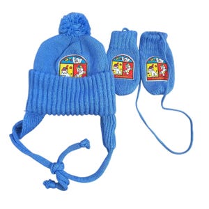 Può includere: Un berretto in maglia blu brillante con pompon, paraorecchie e lacci, abbinato a muffole coordinate. Ogni pezzo presenta una toppa colorata con orsetti dei cartoni animati e il testo Fisher-Price. Il set è realizzato in filato blu testurizzato.