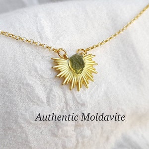 Delicado collar de moldavita, colgante de meteorito, collar de meteoritos, joyería de moldavita, moldavita checa, cadena llena de oro