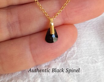 Schwarzer Spinell Halskette, zierlicher Edelstein Anhänger, Naturstein Schmuck