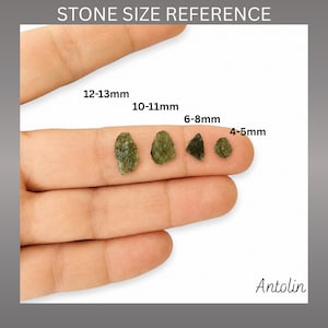 May include: Four small, rough, olive-green stones arranged by size on a finger. Text reads STONE SIZE REFERENCE with labels 12-13mm, 10-11mm, 6-8mm, and 4-5mm above each corresponding stone. The word Antolin is printed in the bottom right corner.