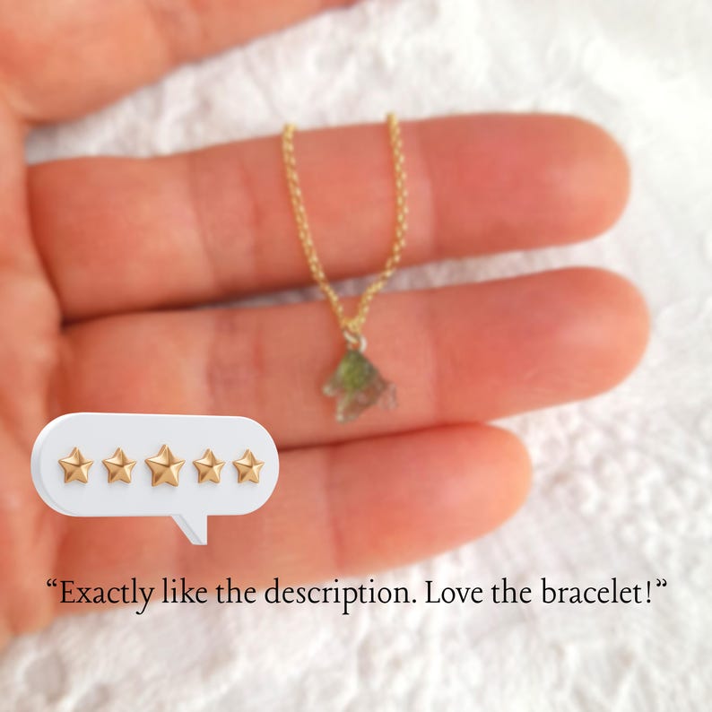 K&ouml;nnte beinhalten: Eine goldene Halskette mit einem Sternanh&auml;nger. Die Kette liegt auf einer Hand mit einer wei&szlig;en Sprechblase mit f&uuml;nf goldenen Sternen und dem Text "Genau wie in der Beschreibung. Ich liebe das Armband!"