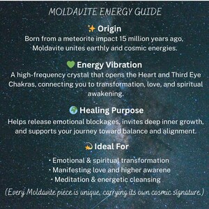 以下が含まれることがあります： 星空を背景にした「モルダバイトエネルギーガイド」というタイトルのガイド。テキストは、モルダバイトの起源、エネルギー振動、癒しの目的について説明しており、感情的および精神的な変容、愛の顕現、瞑想への使用が含まれています。