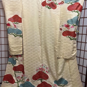 Kimono Rinzu Furisode vintage en soie crème avec pins stylisés et broderie somptueuse
