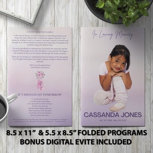 Peut inclure: Un programme plié pour une cérémonie commémorative avec une photo d'une jeune fille en tenue de ballet. Le programme est imprimé sur du papier lavande avec un motif floral rose et blanc et le texte "En souvenir affectueux" et "Cassanda Jones". Le programme mesure 8,5 pouces par 11 pouces et 5,5 pouces par 8,5 pouces.