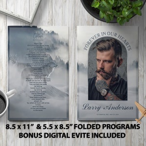 Può includere: Un programma funebre piegato con una scena di montagna nebbiosa grigia e bianca e un lupo che ulula. Il retro del programma presenta un ritratto di un uomo con la barba e un tatuaggio sul braccio. Il testo "FOREVER IN OUR HEARTS" è stampato in un arco grigio sopra il ritratto. Il testo "Larry Anderson" è stampato sotto il ritratto. Il programma misura 8,5 pollici per 11 pollici e 5,5 pollici per 8,5 pollici quando è piegato.