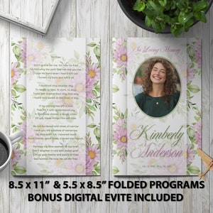 Könnte beinhalten: Ein gefaltetes Trauerprogramm mit einem Blumendesign aus rosa Blüten und grünen Blättern. Das Programm enthält ein Foto einer Frau mit lockigem braunen Haar vor weißem Hintergrund. Der Text "In liebevoller Erinnerung" steht oben auf dem Programm, und der Name "Kimberly Anderson" ist in großer Schrift unter dem Foto gedruckt. Die Daten "16. April 1998 - 28. Mai 2023" sind unter dem Namen gedruckt. Das Programm enthält auch ein Gedicht mit dem Titel "Ich bin frei". Das Programm ist 8,5 x 11 Zoll groß und 5,5 x 8,5 Zoll im gefalteten Zustand. Ein Bonus-digitaler Evite ist enthalten.