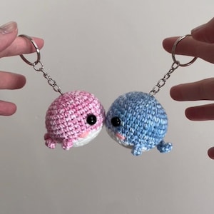 Magnetic kissing keychains for couples, cute colorful crochet handmade whales, valentine&#39;s or anniversary gift
