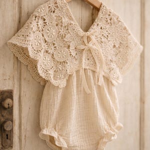 Amelia newborn rompertjes | photoprops voor pasgeborenen | natuurlijke mousseline en kant