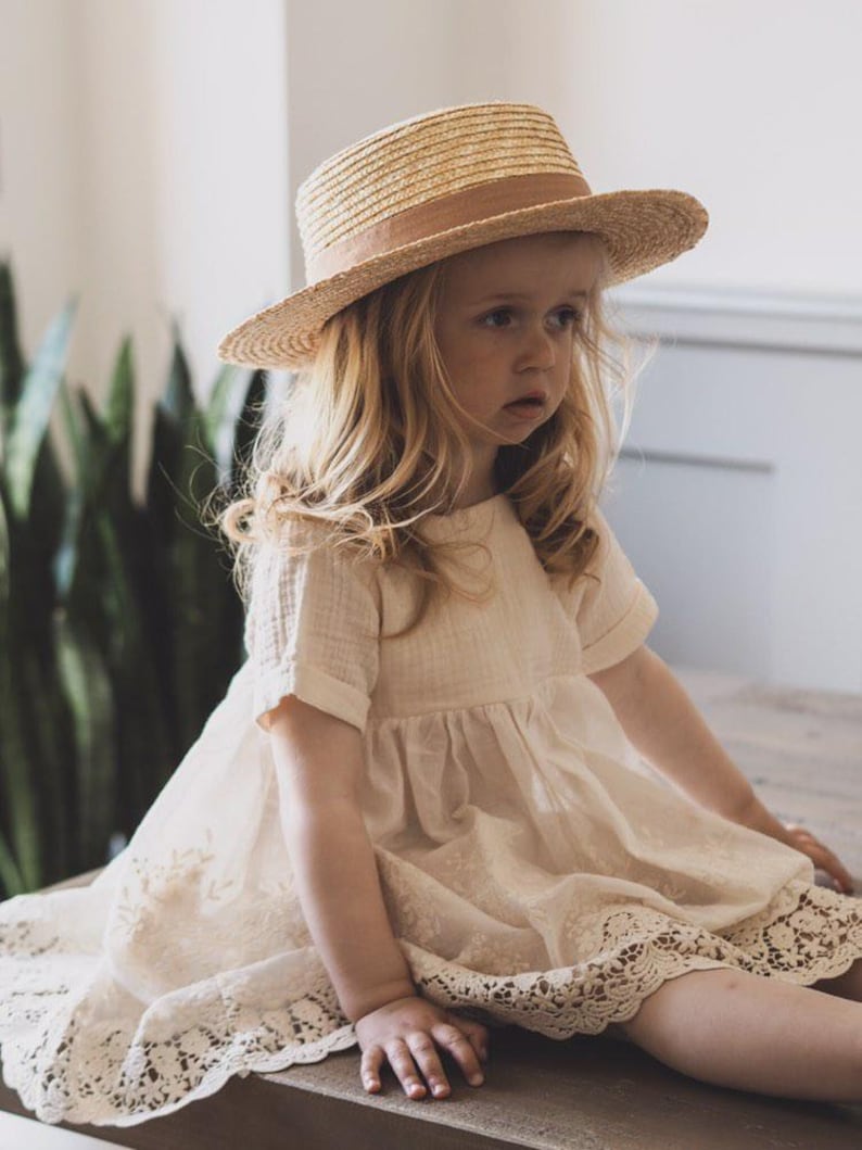 Sukienka Boho dla dziewczynek Cari Koronkowe i muślinowe sukienki dla dzieci w stylu vintage Naturalna odzież Boho Dziecięca mała moda retro vanilla