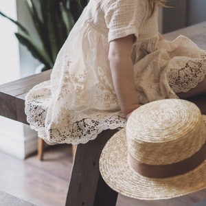 Sukienka Boho dla dziewczynek Cari Koronkowe i muślinowe sukienki dla dzieci w stylu vintage Naturalna odzież Boho Dziecięca mała moda retro zdjęcie 5