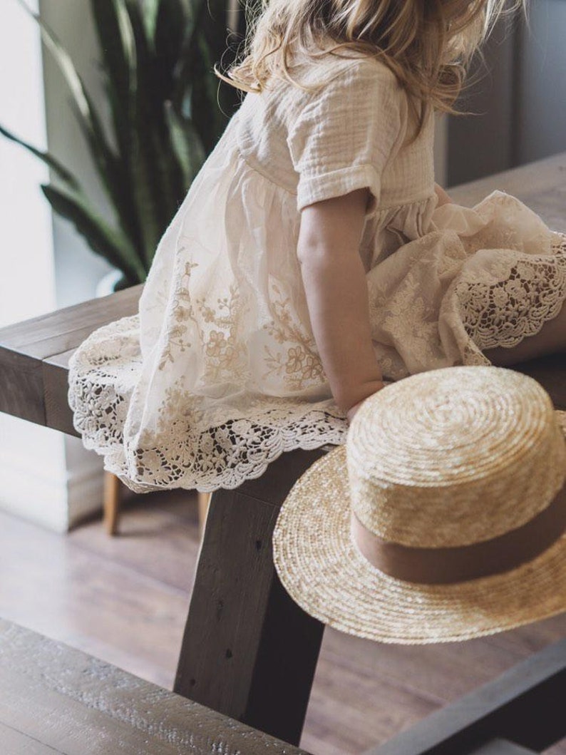 Sukienka Boho dla dziewczynek Cari Koronkowe i muślinowe sukienki dla dzieci w stylu vintage Naturalna odzież Boho Dziecięca mała moda retro zdjęcie 5