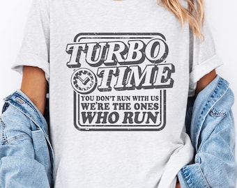 "Turbo Time Unisex T-Shirt, süßes lustiges T-Shirt, motivierendes Zitat Shirt."