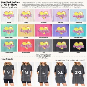 K&ouml;nnte beinhalten: Eine Comfort Colors C1717 T-Shirt-Farb&uuml;bersicht mit f&uuml;nfzehn Varianten eines gelben Herzmotivs mit dem Text Bombshell. Enth&auml;lt eine Gr&ouml;&szlig;entabelle mit Ma&szlig;en in Zoll f&uuml;r die Gr&ouml;&szlig;en S bis 2XL, mit L&auml;ngen von 27 bis 32 Zoll.
