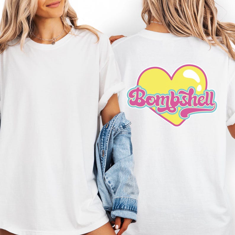 K&ouml;nnte beinhalten: Ein wei&szlig;es kurz&auml;rmeliges T-Shirt mit einem Grafikdruck auf der R&uuml;ckseite. Das Design zeigt ein gro&szlig;es gelbes Herz mit einem wei&szlig;en Glanzlicht und pinkfarbenem Rand. Das Wort Bombshell steht in pinker Schreibschrift mit blauem Rand.