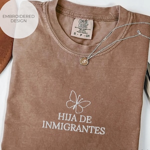 Hija de Inmigrantes comfort kleuren shirt, geborduurd pro-immigratieshirt, niemand is illegaal shirt, mensenrechten-T-shirt, Protect DACA-shirt