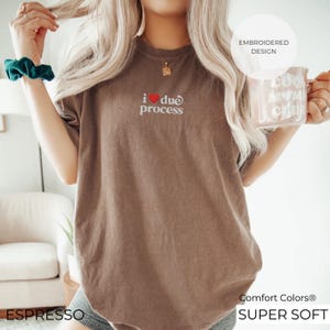 May include: Espresso-colored t-shirt with the embroidered text "i ❤️ due process". The shirt is made of super soft Comfort Colors material. The design is an embroidered design.