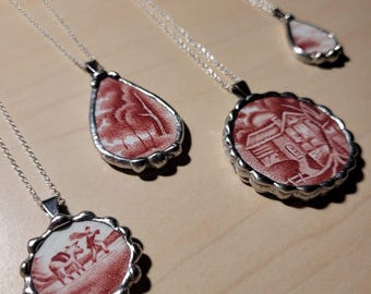 Collar de porcelana rota de Enoch Woods (rojo)