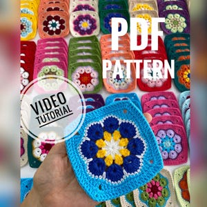 Może przedstawiać: Kolekcja kolorowych kwadratów na szydełku z kwiatowym wzorem. Kwadraty są ułożone w rzędach i kolumnach. Ręka trzyma niebieski kwadrat z białym i żółtym kwiatem w środku. W obrazie widoczny jest tekst "PDF PATTERN" i "VIDEO TUTORIAL".