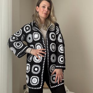グランマスクエアアフガンカーディガン、ニットクロシェコート、コットンパッチワークカーディガン、ヒッピジャケット、ボヘミアンカーディガン、フード付きカーディガン、オーバーサイズ